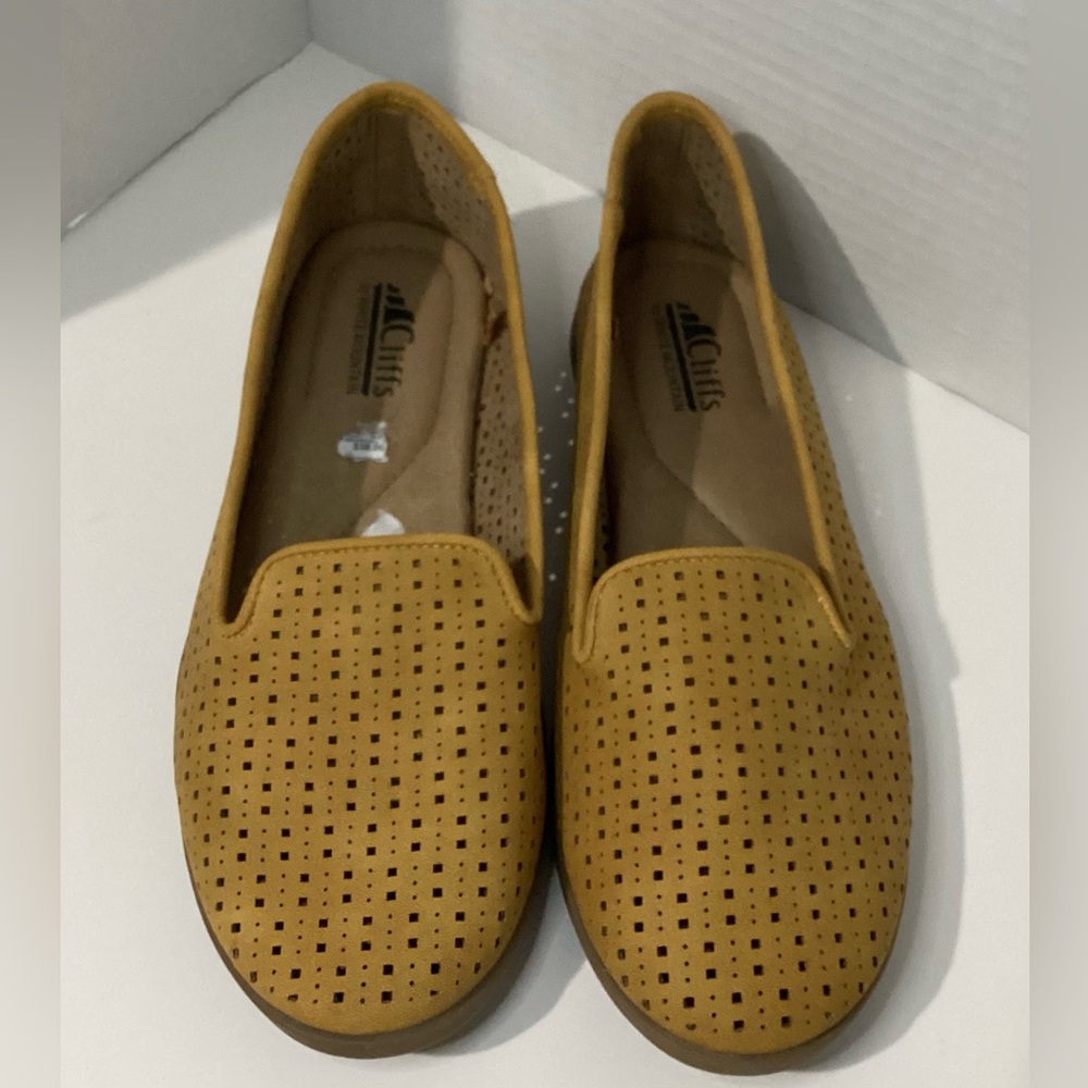 Cliffs by White Mountain Paula Women's Mustard Flats Loafers Size 8